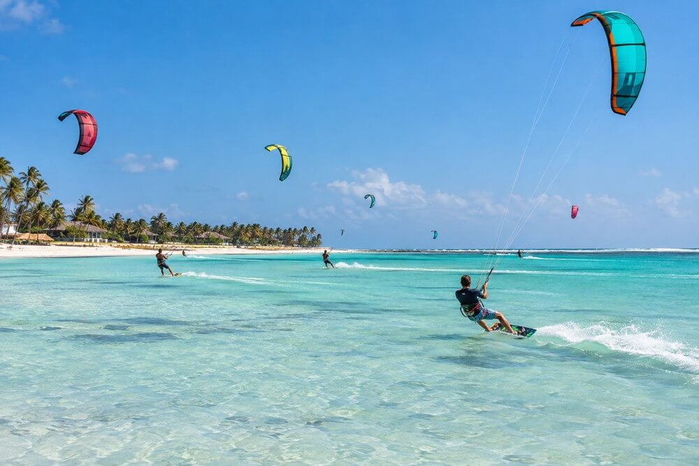 Kitesurferzy na płytkiej lagunie w Paje