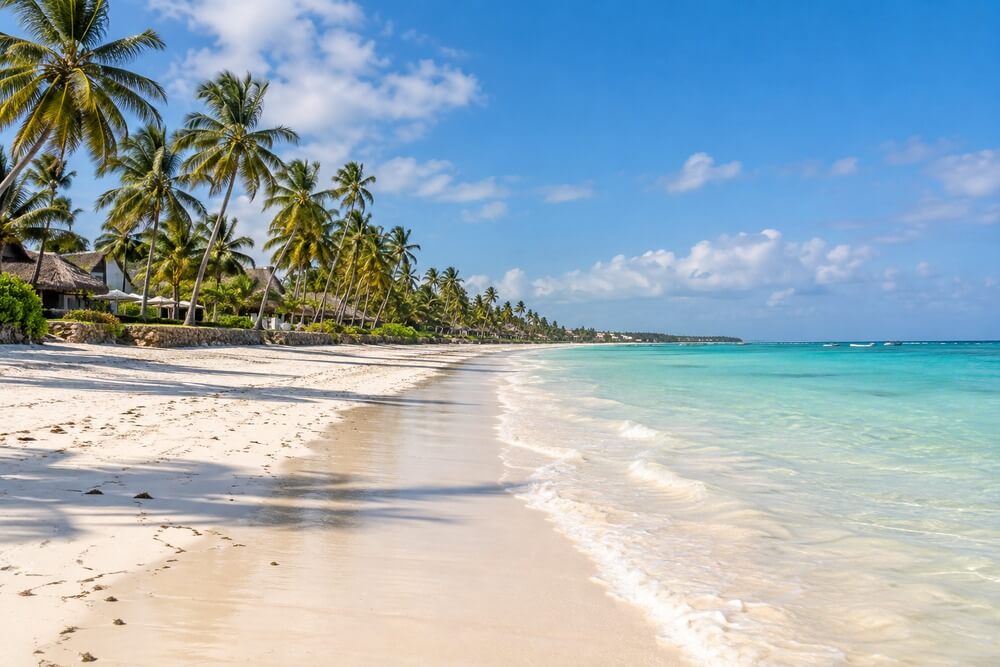 Szeroka plaża Kiwengwa na wschodnim wybrzeżu Zanzibaru