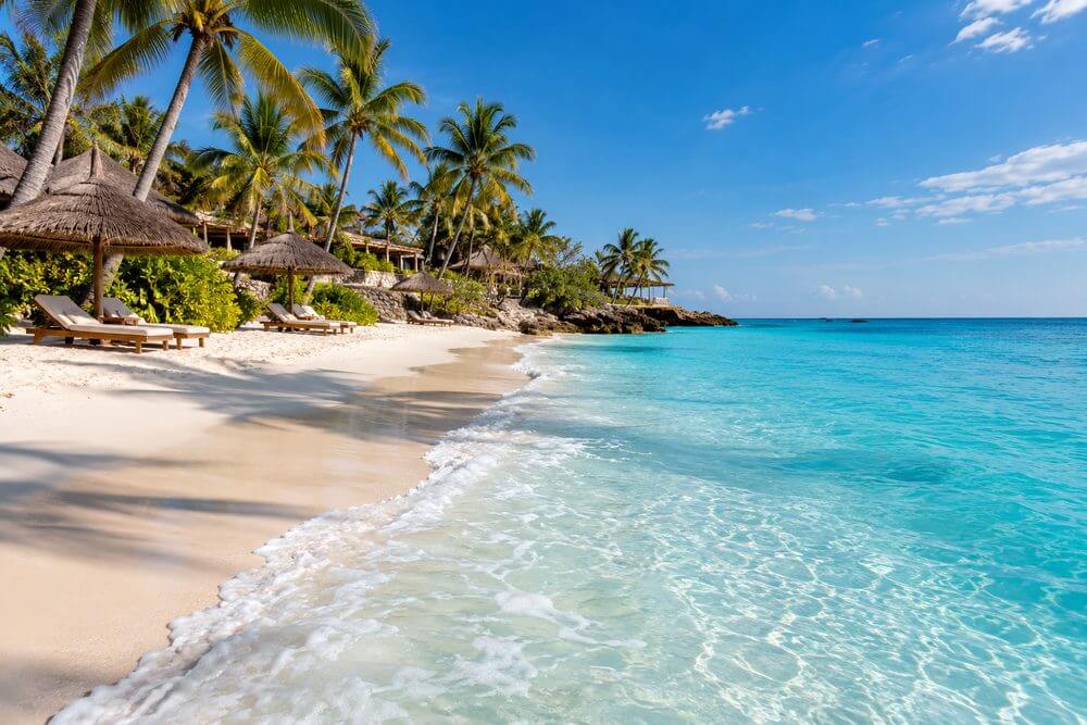 Plaża przy hotelu na Zanzibarze podczas przypływu