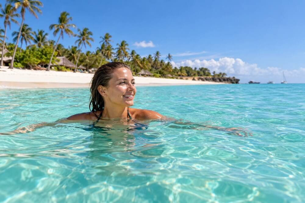 Kąpiel w ciepłym oceanie przy plaży na Zanzibarze
