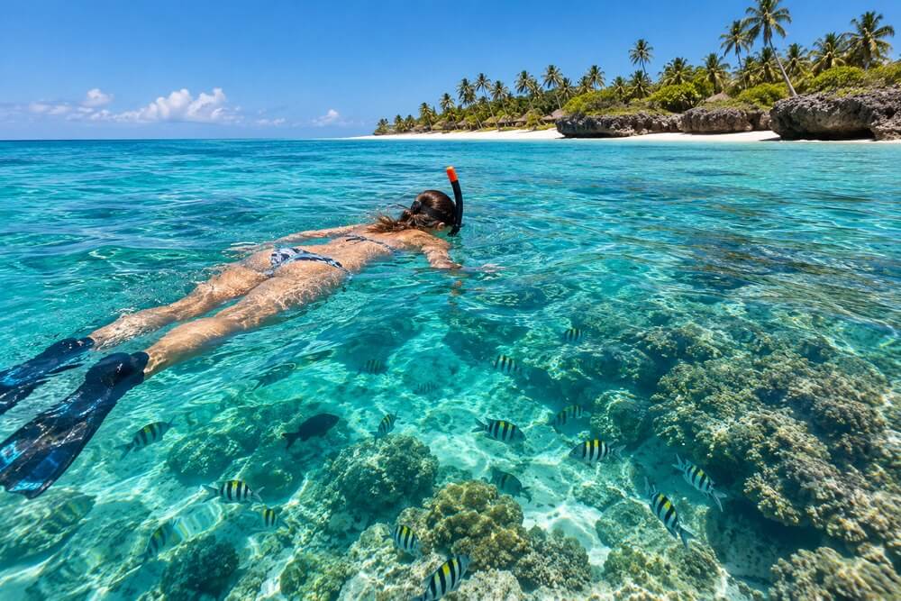 Snorkeling w ciepłym oceanie przy Zanzibarze