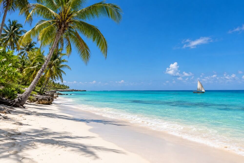 Słoneczna plaża na Zanzibarze w styczniu