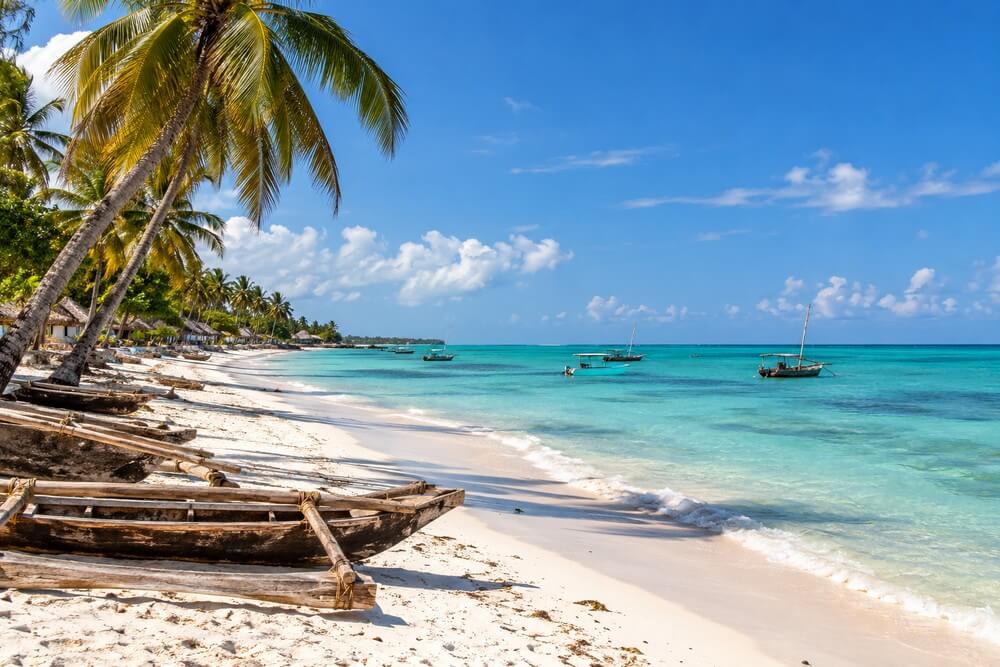 Plaża na Zanzibarze w lutym podczas gorącego sezonu