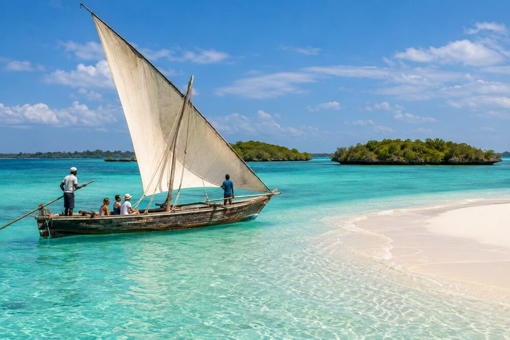 Tradycyjny dhow i sandbank w Menai Bay na Zanzibarze
