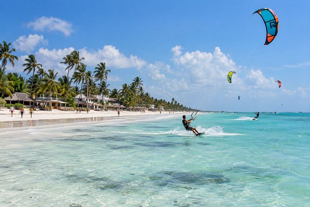 Kitesurfing na plaży Paje na Zanzibarze